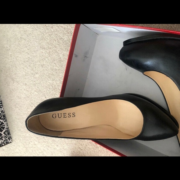 Guess Pumps - Picture 4 of 4
